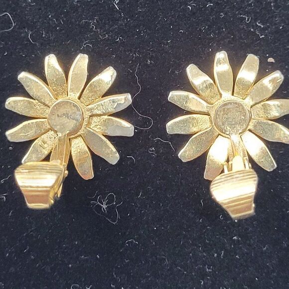Vtg Daisy Flower Clip-On Earrings Gold-Tone‎ White Yellow Enamel Hippie Jewelry - Picture 3 of 5